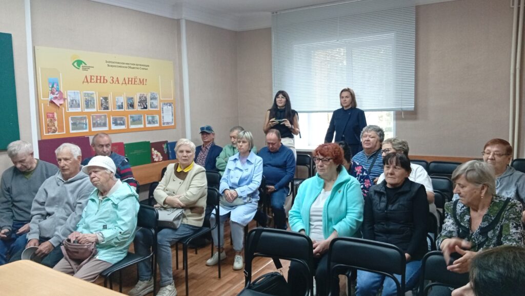 Члены Златоустовской МО ВОС слушают выступление во время встречи с председателем городского Собрания депутатов Алексеем Карюковым.
