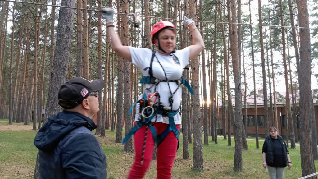Ирина Кондратьева проходит трассу по спортивному туризму в страховочной системе и защитном шлеме.
