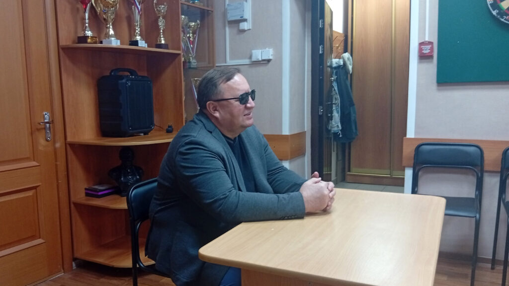 Председатель Златоустовской МО ВОС Олег Варганов выступает перед участниками собрания.