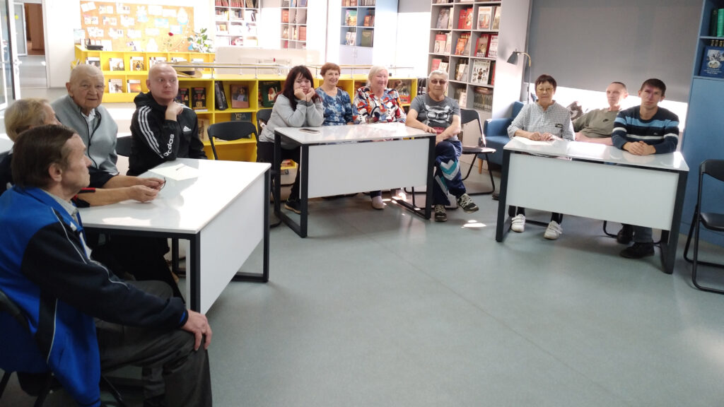 Участники интеллектуальной игры «ТетраБатл» в городской библиотеке имени А. Г. Туркина.