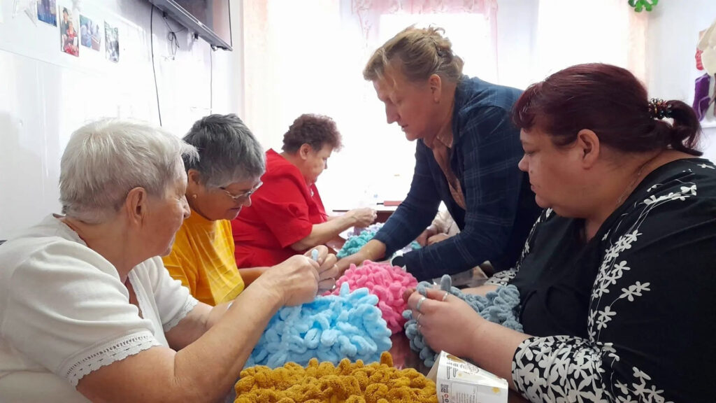 Участницы клуба «Забота» осваивают вязание на пальцах под руководством Ольги Анатольевны Саблиной.