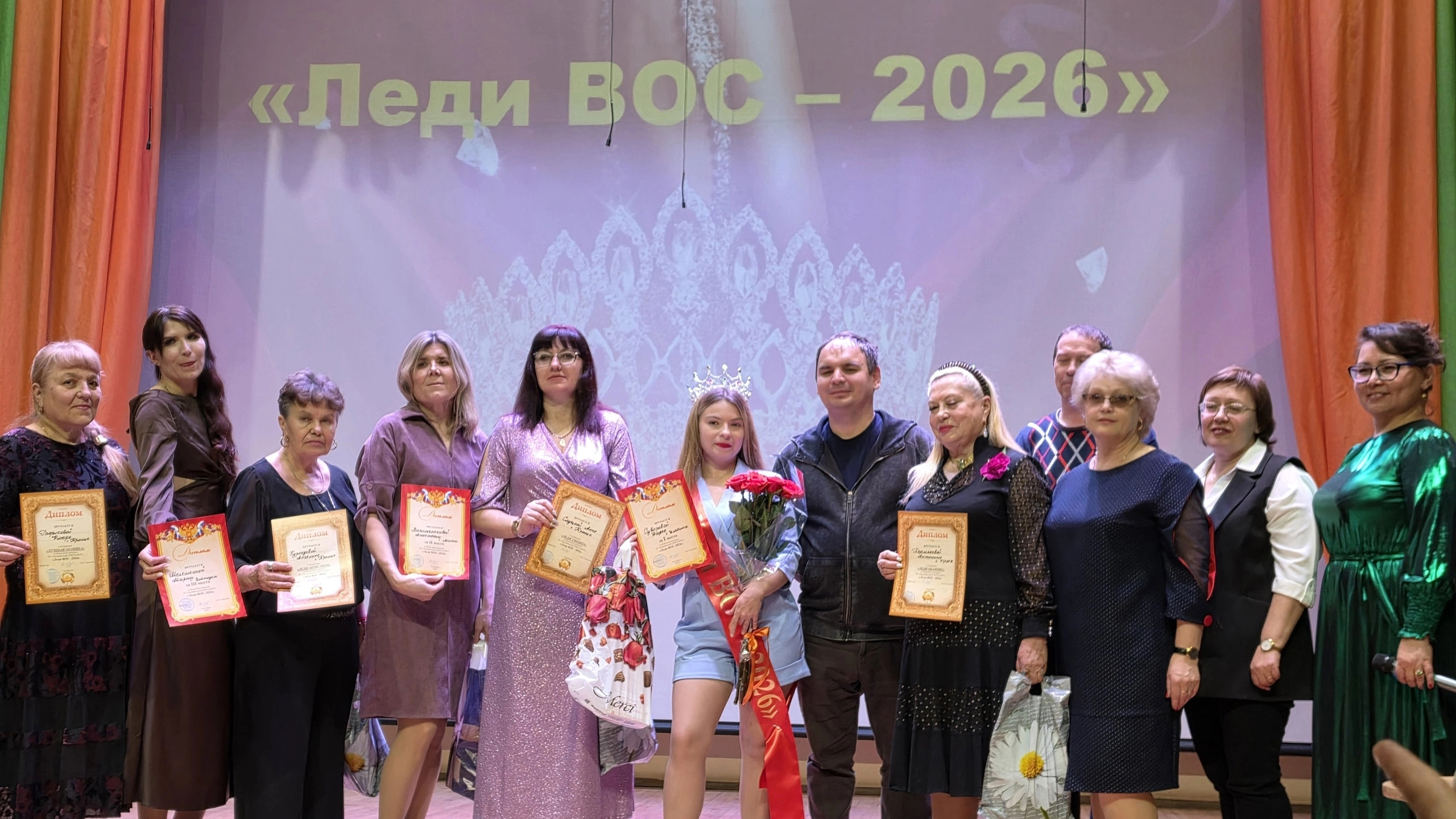групповая фотография участниц конкурса и организаторов мероприятия