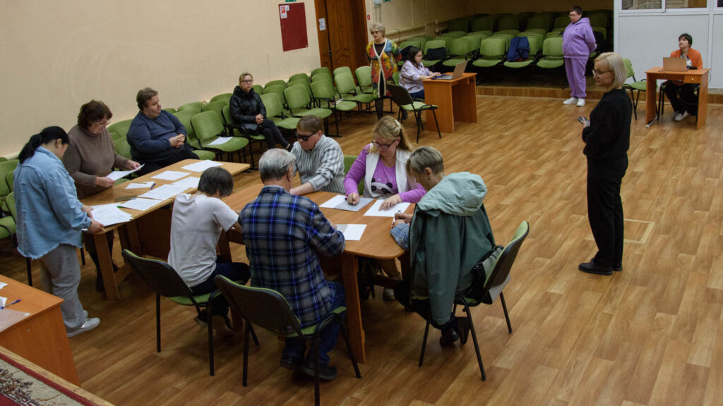 Участники конкурса выполняют задания на письмо по системе Брайля.