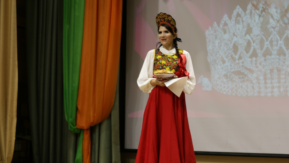 Мария Мелешкина в русском народном костюме с блинчиками на сцене конкурса «Леди ВОС — 2026».