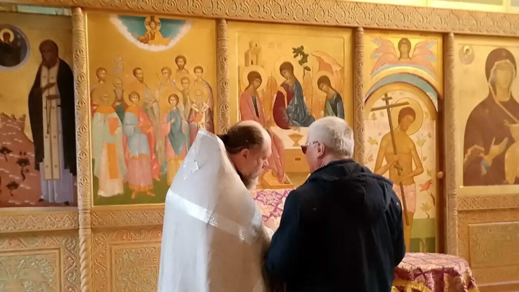 Протоиерей Димитрий Егоров проводит богослужение с тифлокомментированием.