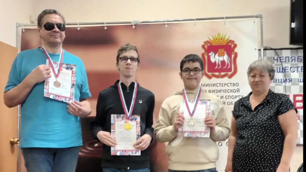 Призёры чемпионата по шахматам с медалями и грамотами 