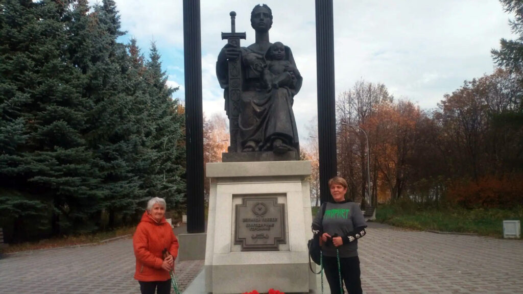 Участницы занятий по скандинавской ходьбе у памятника.
