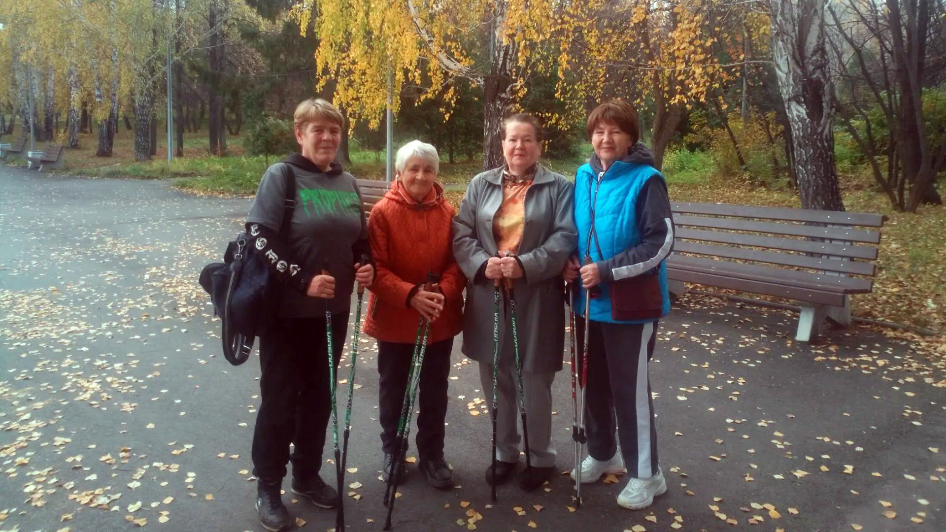 Участницы занятий по скандинавской ходьбе в Озёрске.