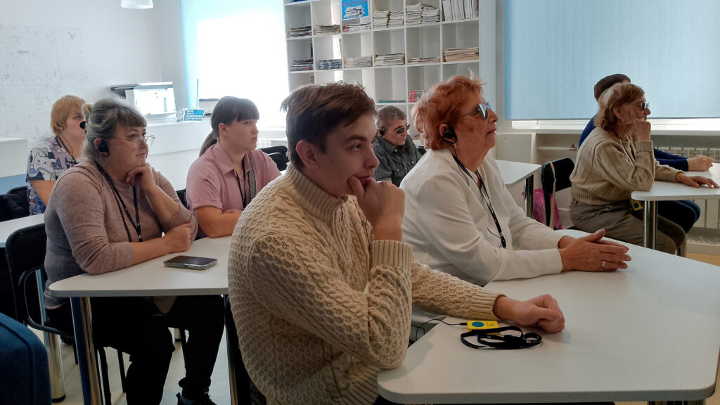 Участники Чебаркульской МО ВОС слушают лекцию о Владимире Дале в городской библиотеке.