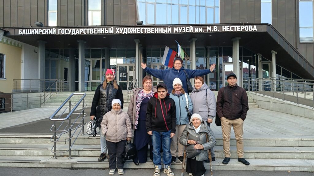 Участники поездки у входа в Башкирский государственный художественный музей имени М. В. Нестерова.