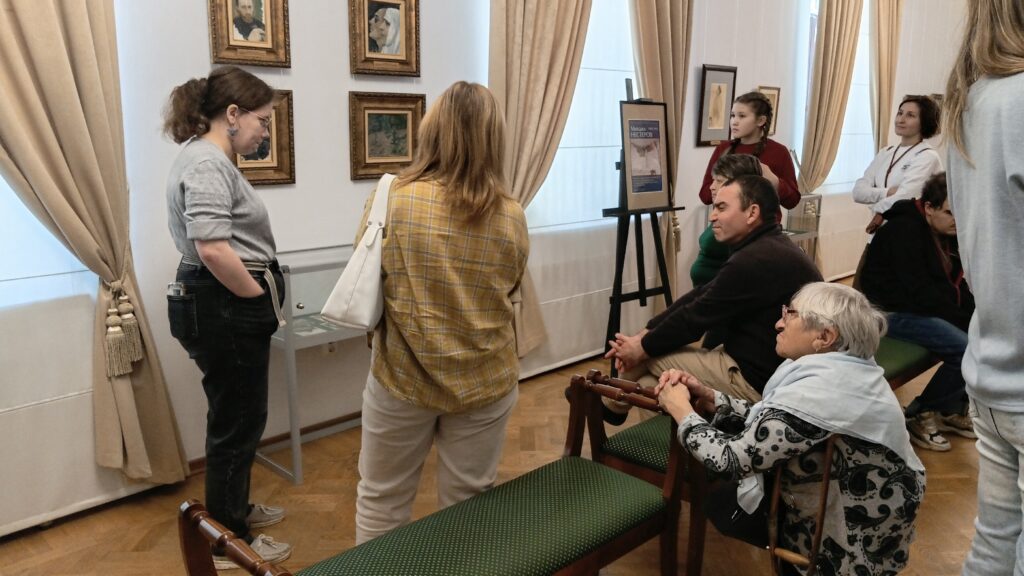 Члены Ашинской МО ВОС на экскурсии в художественном музее имени М. В. Нестерова.