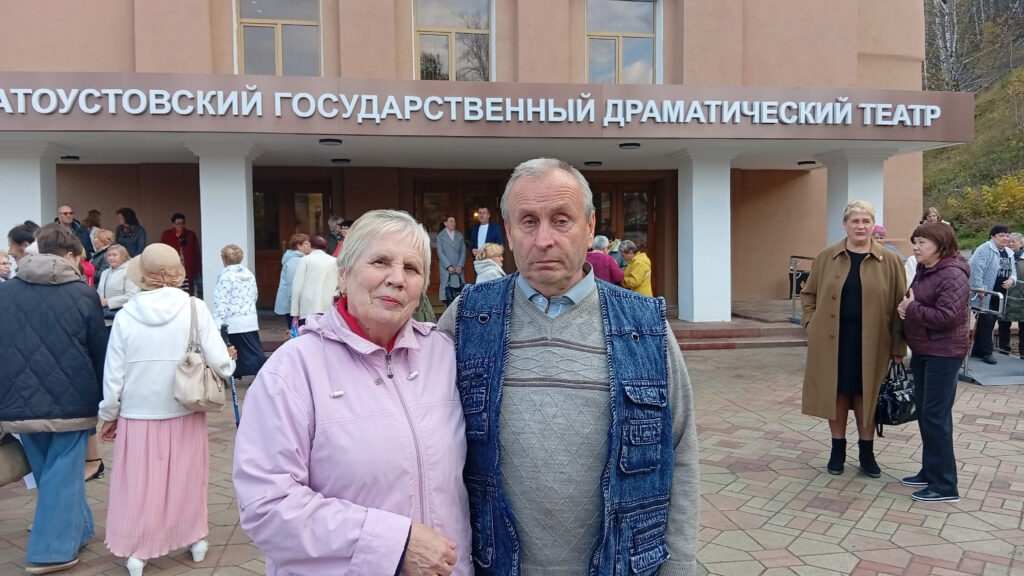 Участники Златоустовской МО ВОС у входа в драматический театр «Омнибус».