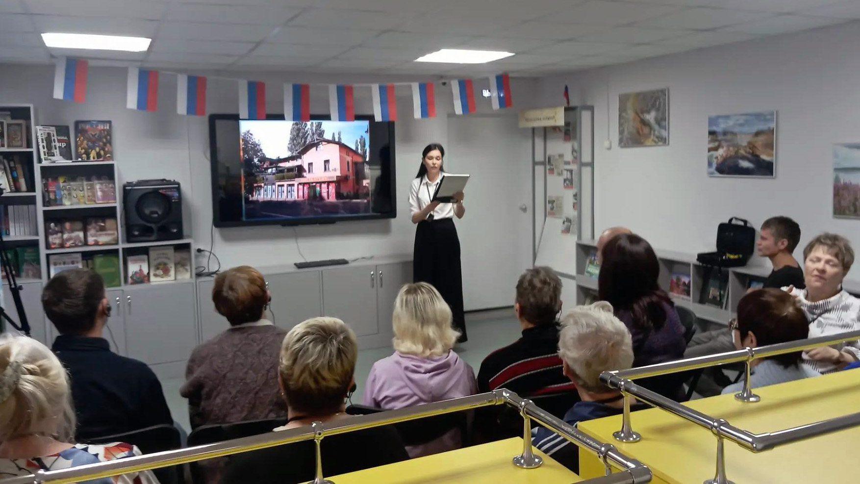 Ведущая Марина Агафонова рассказывает участникам клуба «Прикосновение» о Клаусе Кински.