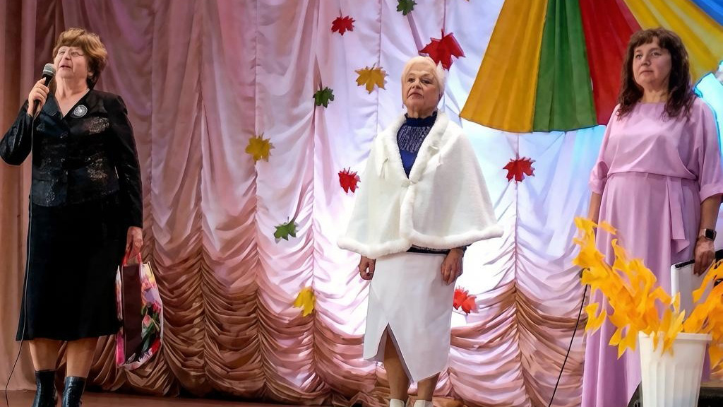 Участницы выступают на сцене праздничного концерта.