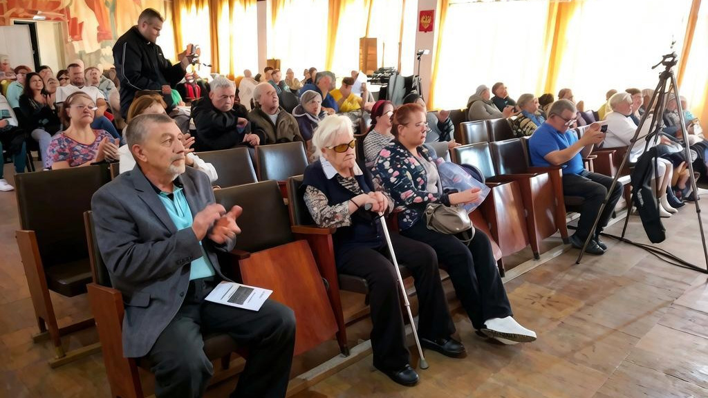 Зрители на концерте в зале предприятия «Электроизделия».